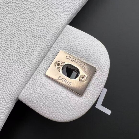 Classic CHANEL Bag: A Stylish and Versatile Choice for Elegance - Picture 6 of 7